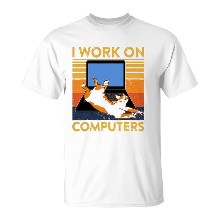 I Work On Computers Funny Cat On Keyboard Retro Cat Dad Mom T-Shirt